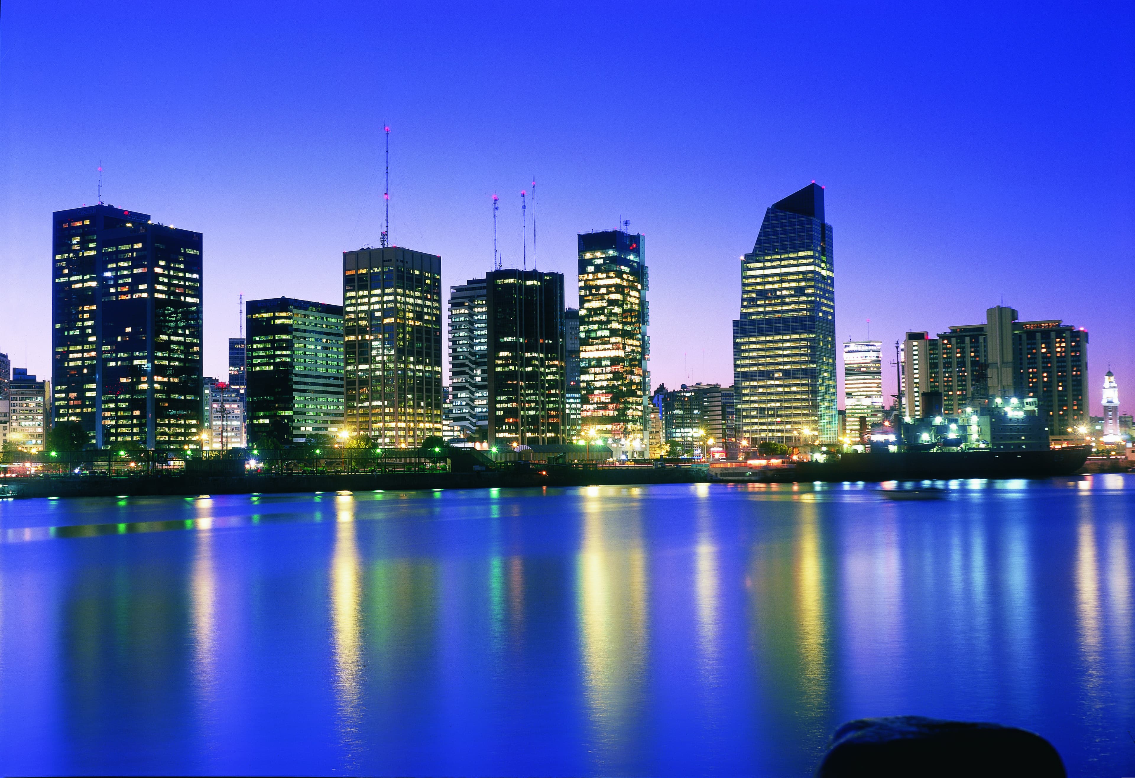 Skyline de Buenos Aires al anochecer reflejado sobre el Río de la Plata